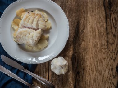 Izgara cod kopya alanı ile bir tabak patates ile