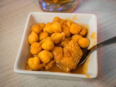 İspanyol callos meze, nohut ile sığır işkembe yahnisi