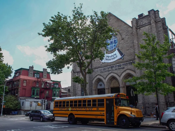 New York - Verenigde Staten juni 17, 2014 - Bus in de straat in Williamsburg in New York — Stockfoto