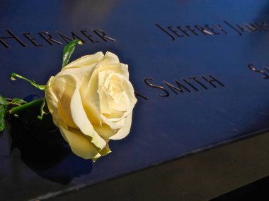 New York, Amerika Birleşik Devletleri-25 Nisan 2015:9/11 Memorial havuzu 