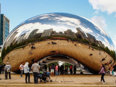 Chicago, ABD-Mayıs 11, 2015: Millennium Park, Chicago 'da bulut kapısı veya Bean turistler