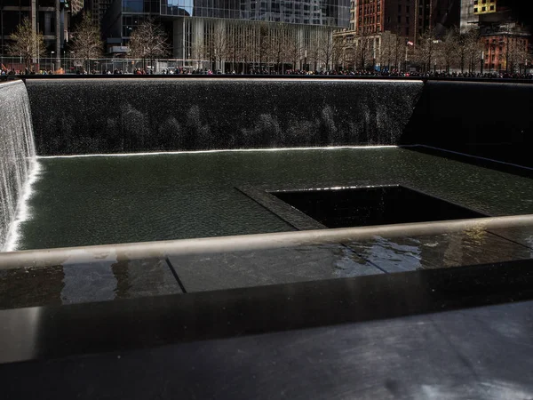 New york, vereinigte staaten - 25. april 2015: 9 / 11 Memorial Pool in new york — Stockfoto