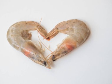 Beyaz arka planda kalp oluşturan beyaz karidesler