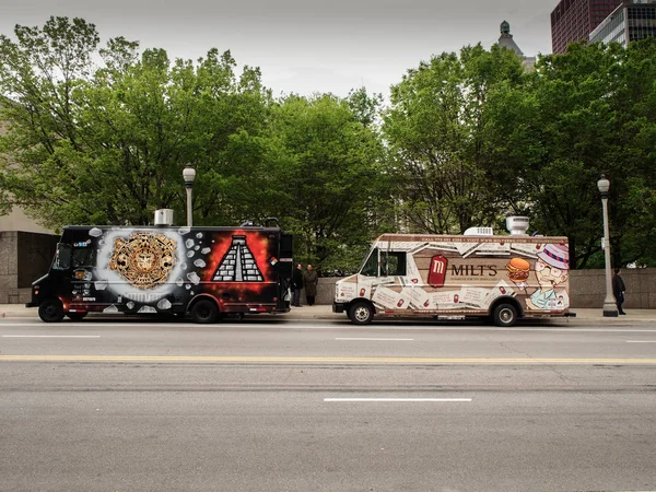 CHICAGO, ILLINOIS (EUA) - 12 de maio de 2015: Caminhões de alimentos no estábulo — Fotografia de Stock