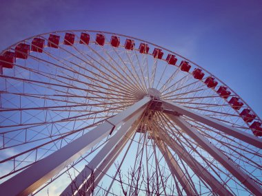 Mavi gökyüzünde dönme dolap