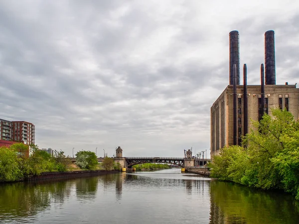 Fabriek in de Chicago River in de Verenigde Staten — Stockfoto