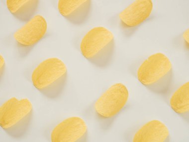 Beyaz arka planda patates cipsi deseni