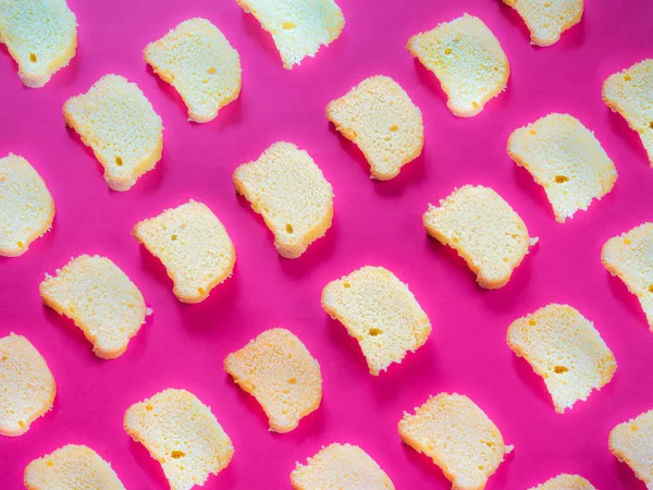 강한 분홍색 배경에 슬라이스 케이크 패턴 — 스톡 사진