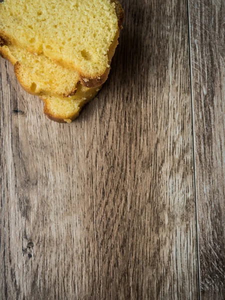 Gâteau au yaourt sur fond bois avec espace de copie — Photo