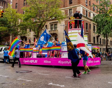 New York, Amerika Birleşik Devletleri Haziran 28, 2015 New York eşcinsel geçit töreninde eşcinsel evlilik araba