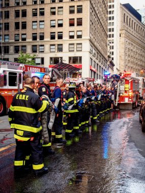 New York - Amerika Birleşik Devletleri, 25 Mayıs 2015 - Manhattan'da acil bir durumda çalışan New York itfaiyecileri