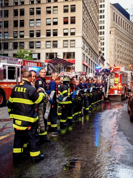 Νέα Υόρκη-Ηνωμένες Πολιτείες, 25 Μαΐου, 2015-πυροσβέστες της Νέας Υόρκης που εργάζονται κατά τη διάρκεια μιας έκτακτης ανάγκης στο Μανχάταν — Φωτογραφία Αρχείου