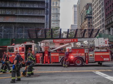 New York - Amerika Birleşik Devletleri, 25 Mayıs 2015 - Manhattan'da acil bir durumda çalışan New York itfaiyecileri