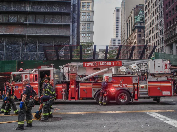 New York - United States, May 25, 2015 - New York firefighters working during an emergency in Manhattan — Stock Photo, Image