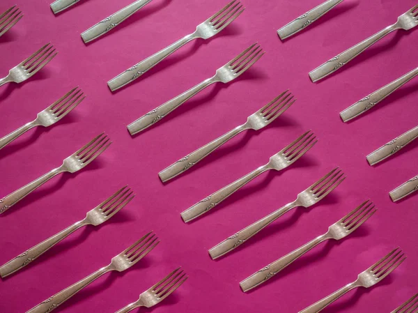 Forks motif argent sur fond rose fort — Photo