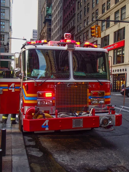 Nueva York - Estados Unidos, 25 de mayo de 2015 - Bomberos de Nueva York trabajando durante una emergencia en Manhattan —  Fotos de Stock