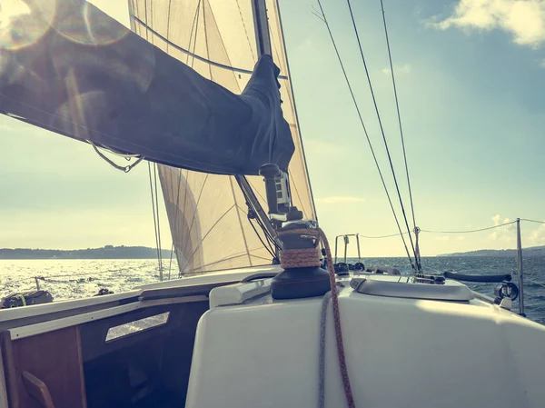 Velero en el mar cerca de la costa —  Fotos de Stock