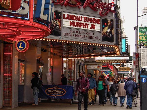 New York - United States, May 21 - 2015  People walking in the sreet and King Blues Club & Grill in New York — Stock Photo, Image