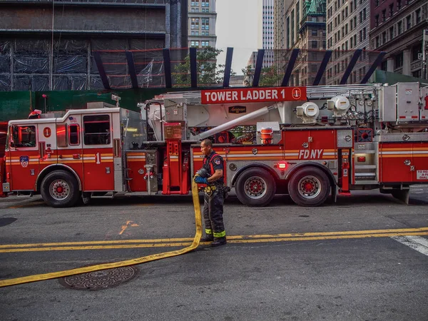 New York - États-Unis, le 25 mai 2015 - Les pompiers de New York travaillent — Photo
