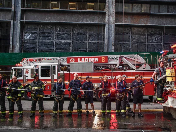 Νέα Υόρκη-Ηνωμένες Πολιτείες, 25 Μαΐου, 2015-πυροσβέστες της Νέας Υόρκης w — Φωτογραφία Αρχείου