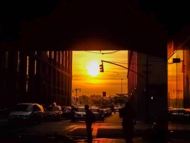 Manhattanhenge New York'ta bir sokakta