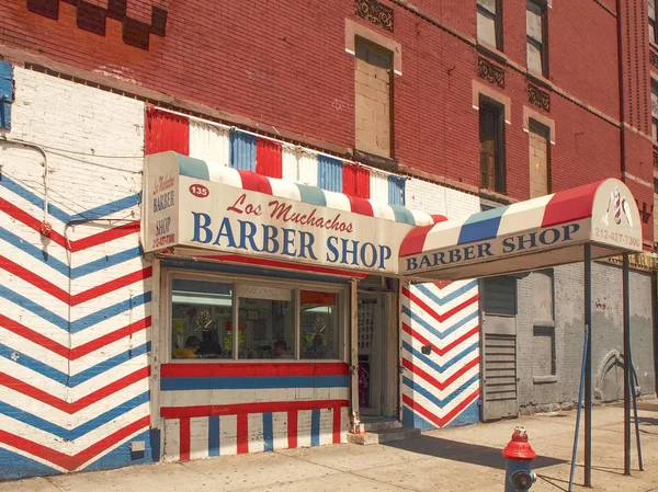 Nova Iorque - Estados Unidos - 10 de junho de 2015 barbearia em uma rua — Fotografia de Stock