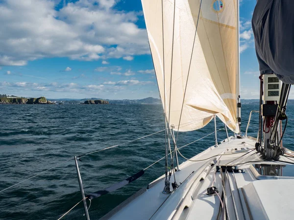 Velero en el mar cerca de la costa —  Fotos de Stock