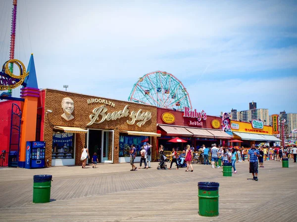New York - United States, June 17, 2015 -People enjoy in Coney Island boardwalk in New York — Stock Photo, Image