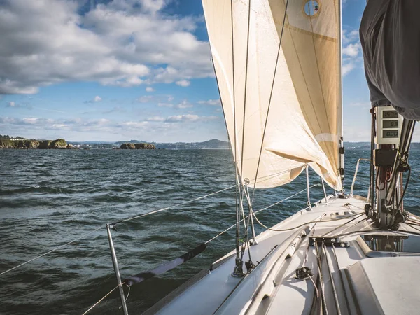 Velero en el mar cerca de la costa —  Fotos de Stock