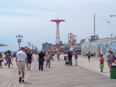 New York-Amerika Birleşik Devletleri, Haziran 17, 2015-Insanlar New York 'ta Coney Island Boardwalk zevk