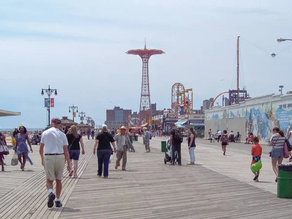 Nueva York - Estados Unidos, 17 de junio de 2015 - La gente disfruta en el paseo marítimo de Coney Island en Nueva York —  Fotos de Stock