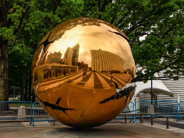 Nova Iorque - Estados Unidos, 25 de junho de 2015 - "Esfera dentro da esfera" Escultura exterior na sede do edifício das Nações Unidas em Nova York — Fotografia de Stock