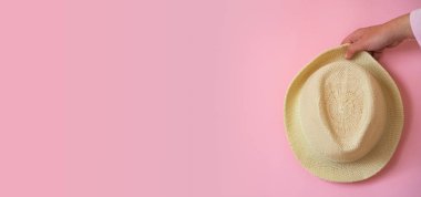 Kopya alanı ile pembe arka plan üzerinde el tutma şapka