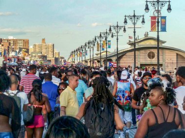 New York, ABD-13 Haziran 2016-Insanlar Coney deniz kenarında zevk