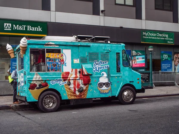 Nueva York, EE.UU. - 11 de junio de 2016 - Pista de helados en una calle —  Fotos de Stock