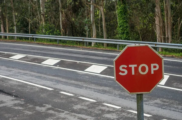 Stoppskylt på vägen — Stockfoto