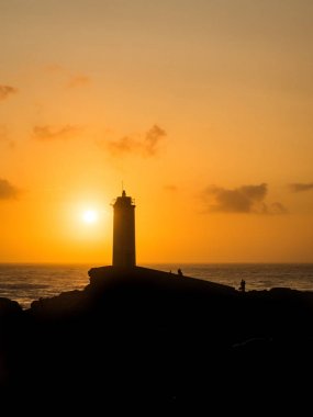 A Coruna 'da gün batımında roncudo deniz feneri-Ispanya