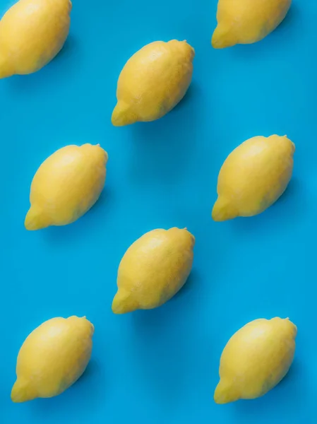 Patrón de limón sobre fondo azul —  Fotos de Stock