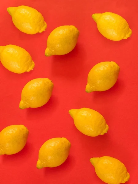 オレンジ色の背景にレモンパターン — ストック写真