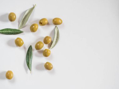 Kopya alanı ile beyaz arka plan üzerinde çekirdeksiz zeytin ve yaprakları