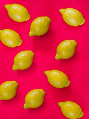 Güçlü kırmızı arka plan üzerinde limon deseni