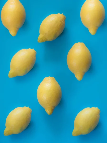 青い背景にレモンパターン — ストック写真