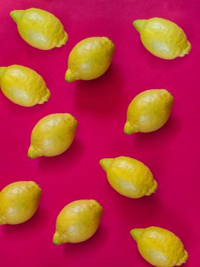 Kırmızı arkaplanda limon deseni