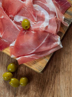 Kopya alanı ile ahşap arka plan üzerinde zeytin ile Serrano jambon