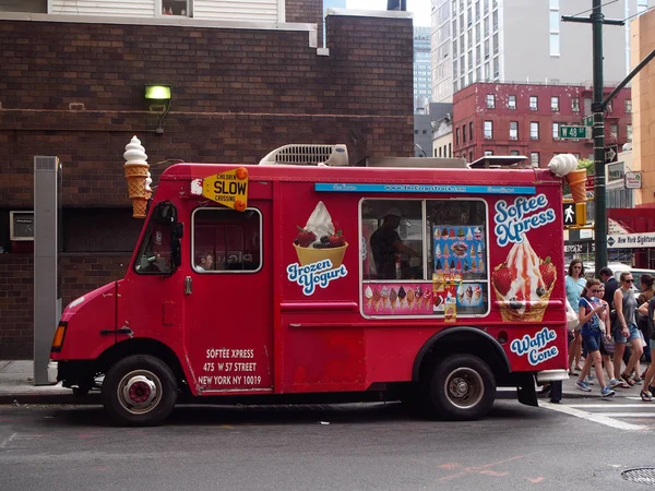 Nueva York, EE.UU. - 16 de junio de 2016 - Seguimiento de la venta de helados en un st —  Fotos de Stock