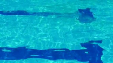 Yüzme havuzu suyu hareket halinde