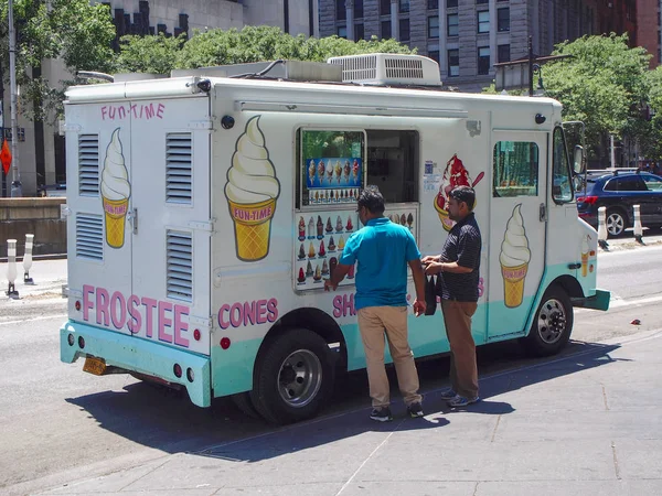 Nova York, EUA - 18 de junho de 2016 - Pista de venda de sorvetes em um st — Fotografia de Stock