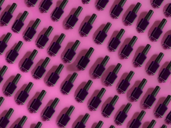 Nägel blau lackiert Flaschenmuster auf rosa Hintergrund — Stockfoto