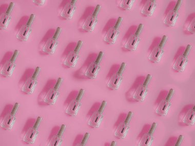 Pembe arka plan üzerinde Tırnaklar lehçe şişe deseni