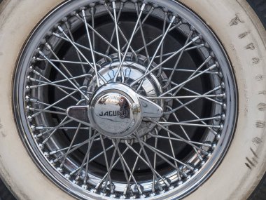 A Coruna, İspanya - 17 Ağustos -2019 Klasik Jaguar otomobilinin lastiği